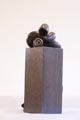 Fotodocument bronzen beeld kleren steek